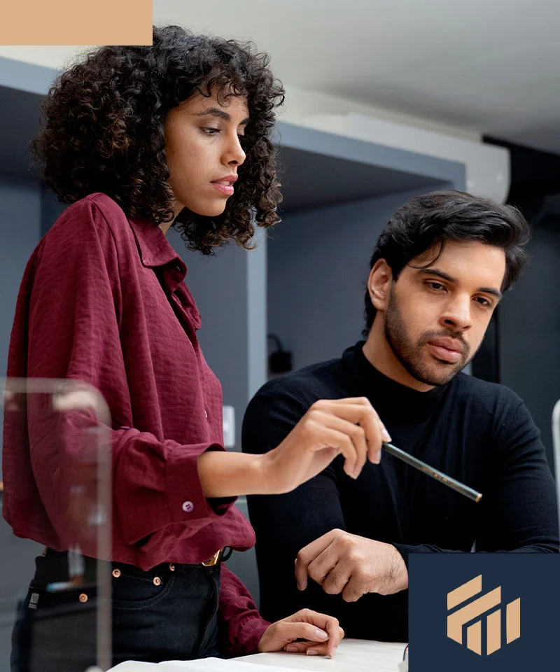 Equipo de consultoría analizando un proyecto en una reunión de trabajo para IGAH.